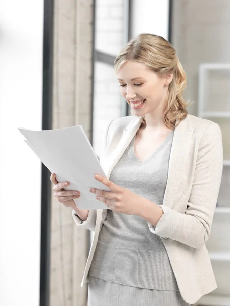 Femme heureuse avec des documents — Photo