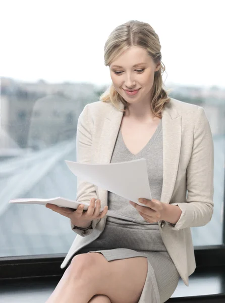 Mujer feliz con documentos — Foto de Stock