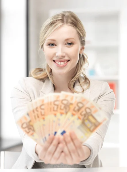 Mooie vrouw met euro contant geld — Stockfoto