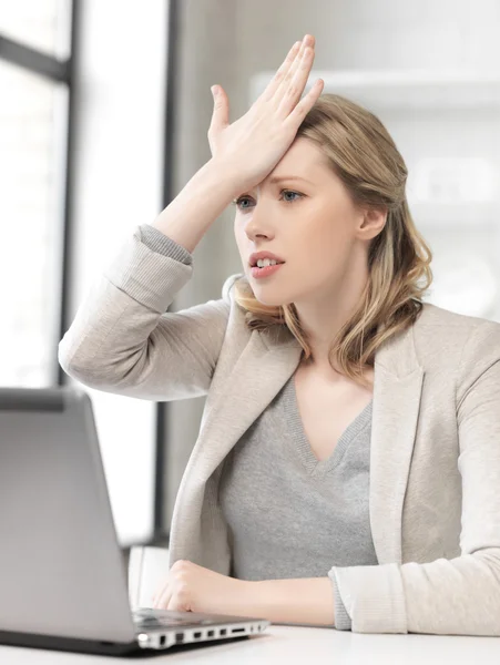 Mulher estressada com computador portátil — Fotografia de Stock