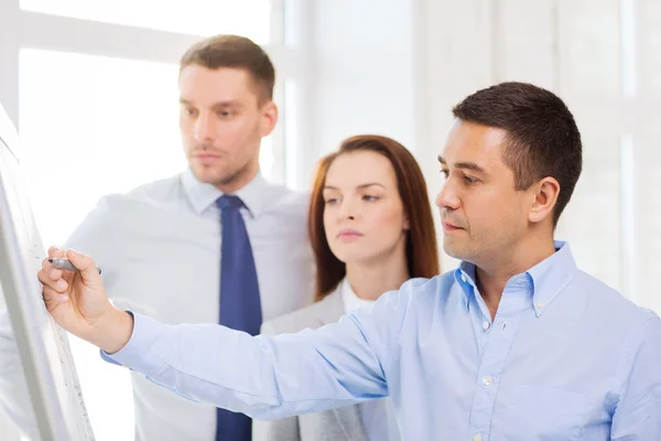 Equipe de negócios discutindo algo no escritório — Fotografia de Stock