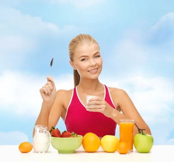 Mujer joven desayunando sano — Foto de Stock