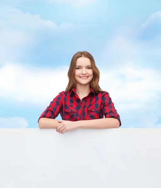 Sonriente joven adolescente con tablero blanco en blanco —  Fotos de Stock