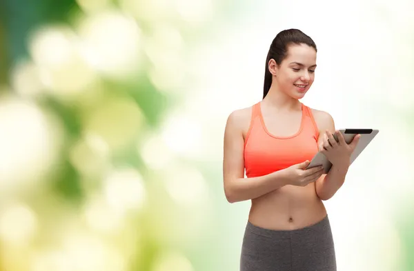 Mujer deportiva con tablet PC PC — Foto de Stock