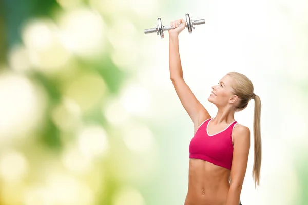 Lachende vrouw met zware stalen dumbbell — Stok fotoğraf