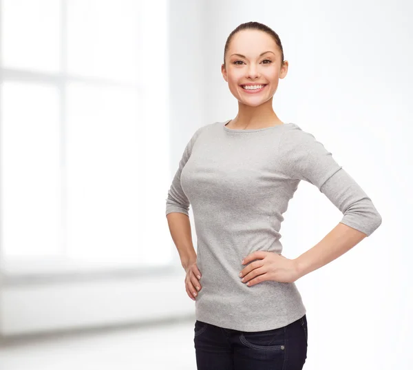 Sorrindo mulher asiática sobre fundo branco — Fotografia de Stock