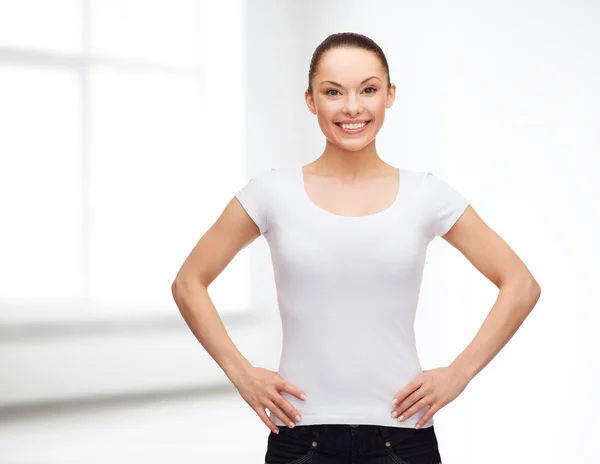 Mujer sonriente en camiseta blanca en blanco — Foto de Stock