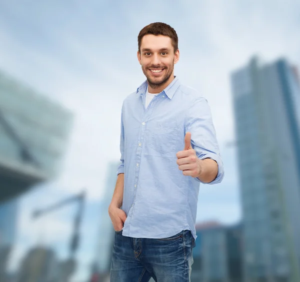 Sorrindo homem mostrando polegares para cima — Fotografia de Stock