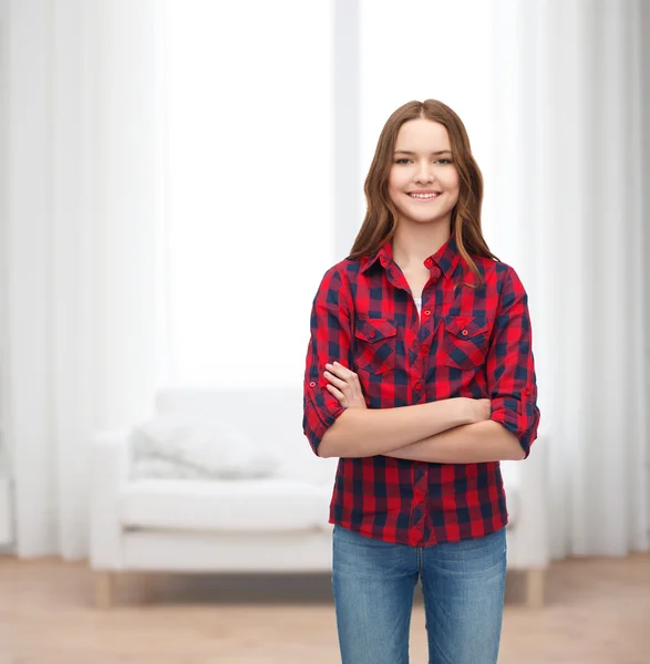 Souriant jeune femme en vêtements décontractés — Photo