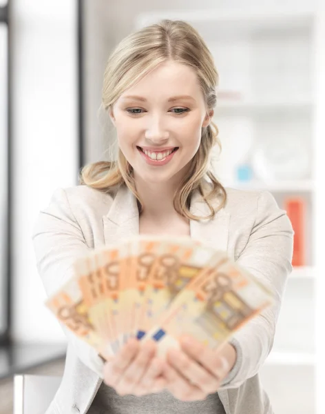 Мила жінка з готівковими грошима євро — стокове фото