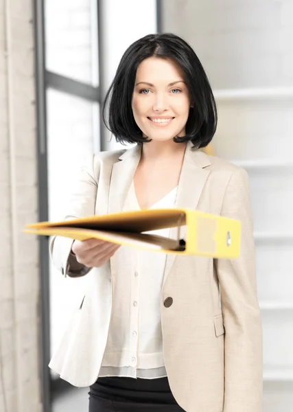 Vrouw met map — Stockfoto