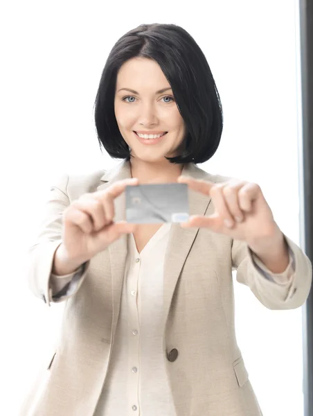 Mujer feliz con tarjeta de crédito — Foto de Stock