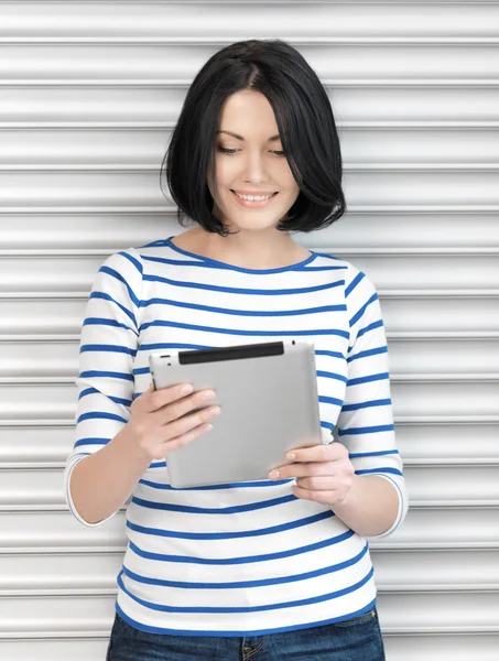 Donna felice con computer tablet pc — Foto Stock