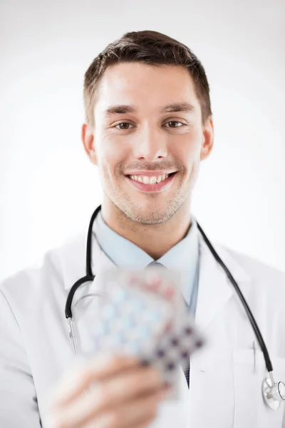 젊은 남자 의사 약의 팩 — 스톡 사진