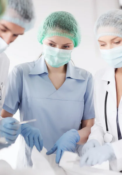 Junge Gruppe von Ärzten, die operieren — Stockfoto