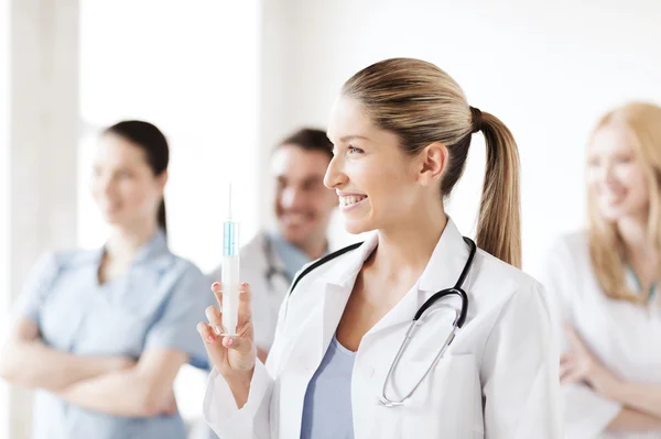 Médico fêmea segurando seringa com injeção — Fotografia de Stock