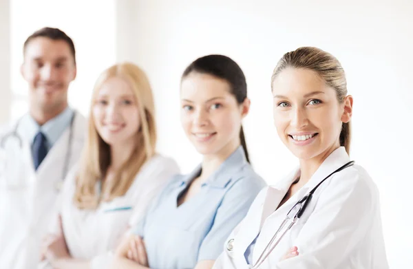 Equipe jovem ou grupo de médicos — Fotografia de Stock