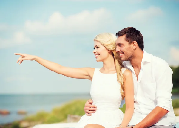 Pareja sentada al lado del mar —  Fotos de Stock