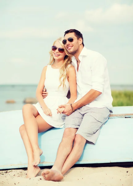 Paar in Schattierungen am Meer — Stockfoto