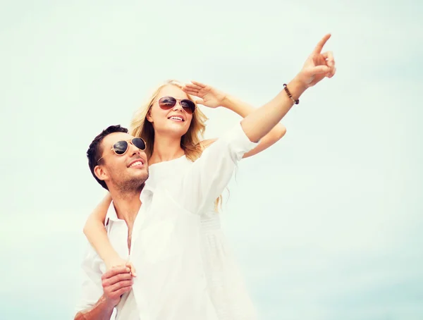 Pareja en tonos en el lado del mar — Foto de Stock