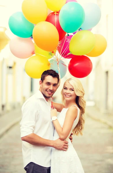 Pareja con globos de colores — Foto de Stock