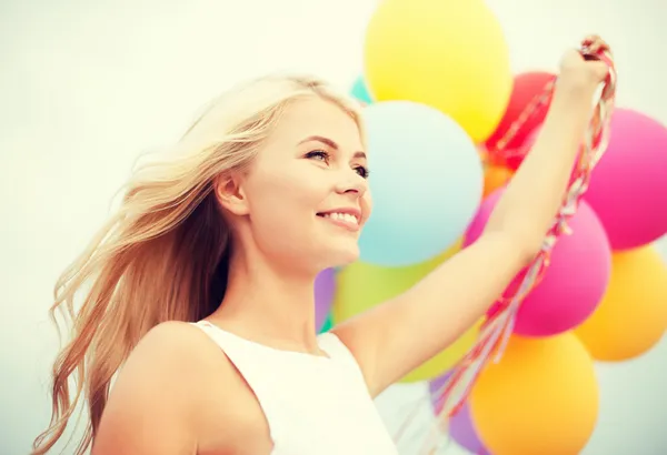 Frau mit bunten Luftballons draußen — Stockfoto