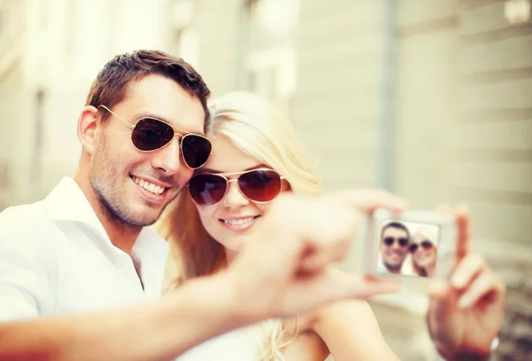 Pareja tomando fotos en la cafetería — Foto de Stock