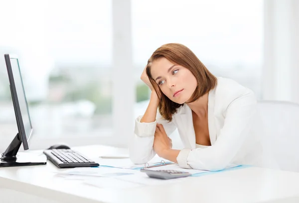 Müde Geschäftsfrau mit Computer und Papieren — Stockfoto