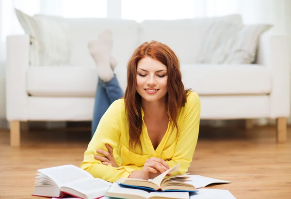 Ler student tjej läsa böcker hemma — Stockfoto