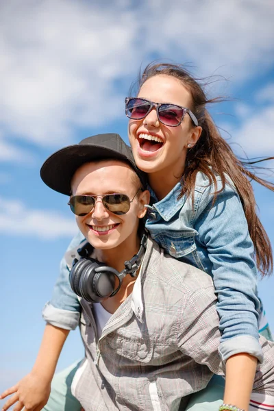 Smiling teenagers in sunglasses having fun outside — Stock Photo, Image