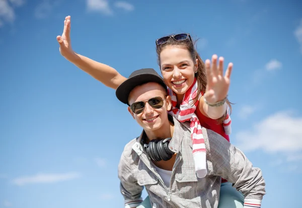 Adolescenti sorridenti in occhiali da sole divertirsi all'aperto — Foto Stock