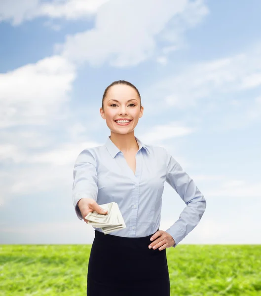 年轻女商人用美元现金钱 — 图库照片