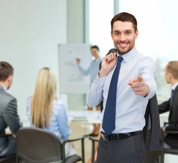 Buisnessman guapo con chaqueta sobre el hombro — Foto de Stock