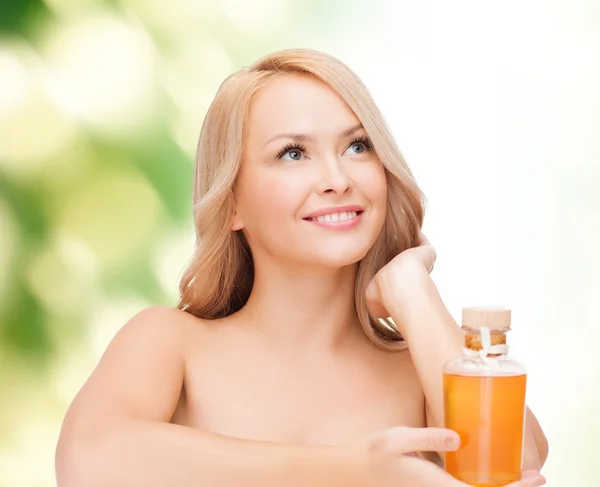 Šťastná žena s lahví olej — Stock fotografie