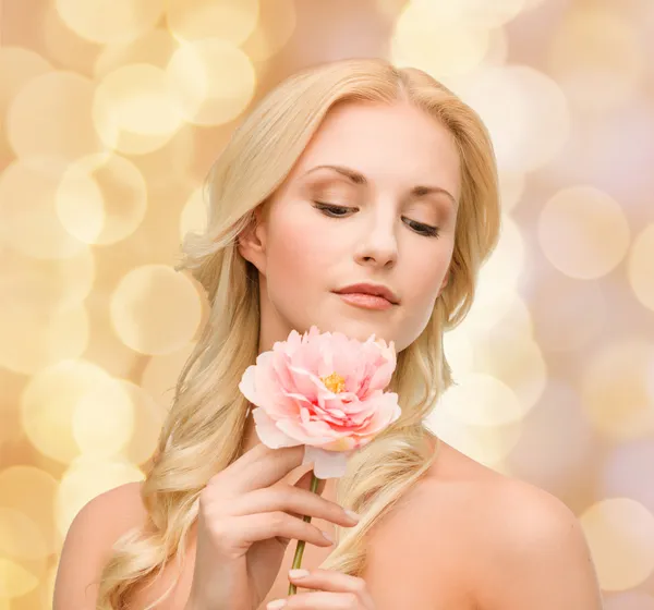 牡丹の花で素敵な女性 — ストック写真