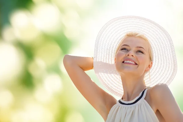 Hermosa mujer disfrutando del verano al aire libre — Foto de Stock