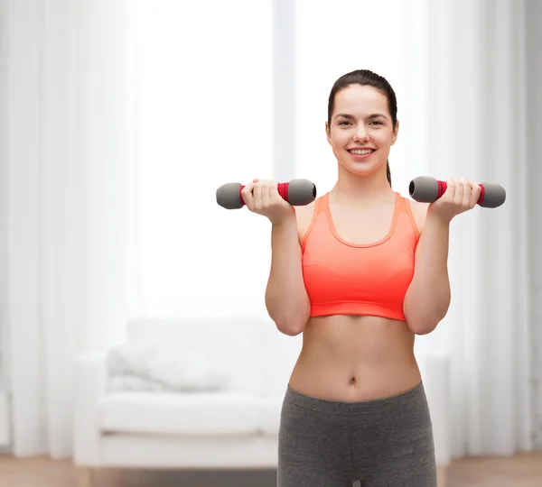 Junge sportliche Frau mit leichten Hanteln — Stockfoto