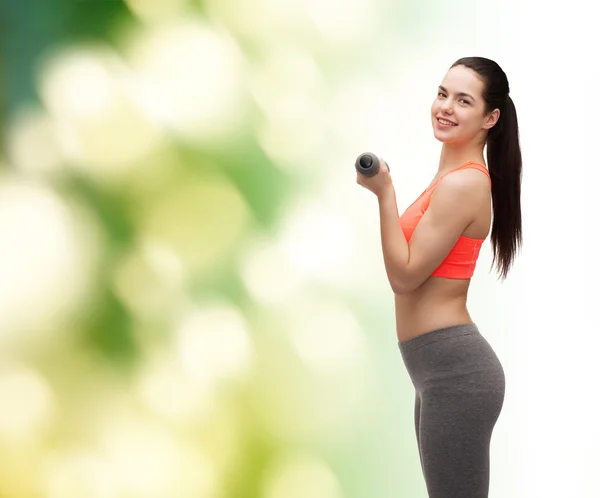 Jeune femme sportive avec haltères légers — Photo