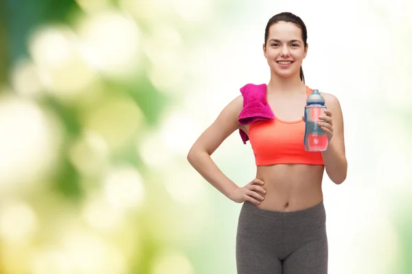 Deportiva mujer con toalla y botella de agua — Foto de Stock