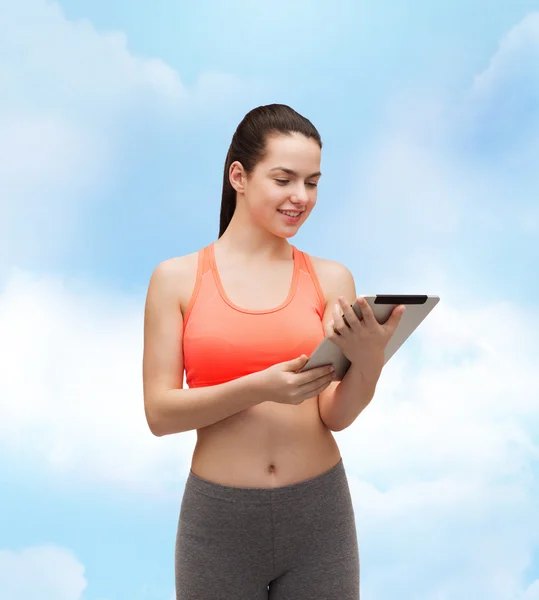 Sportiga kvinnan med tablet pc-dator — Stockfoto