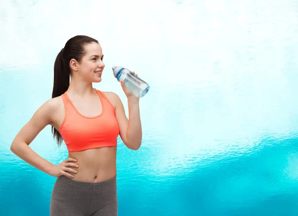 Sportos asszony-vízzel üveg — Stock Fotó