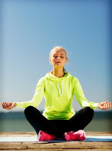 Vrouw doet yoga buiten — Stockfoto