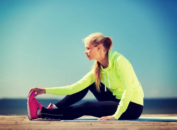 Woman doing sports outdoors — Stock Photo, Image