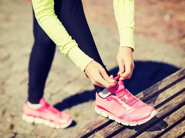 Runner woman lacing trainers shoes — Stock Photo, Image