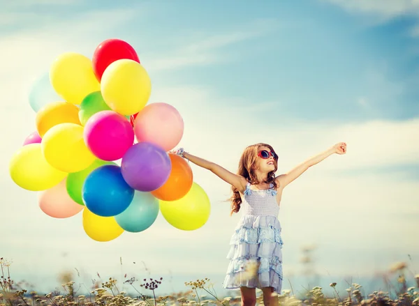 Gelukkig meisje met kleurrijke ballonnen — Stockfoto