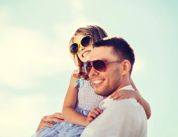 Glücklicher Vater und Kind mit Sonnenbrille über blauem Himmel — Stockfoto