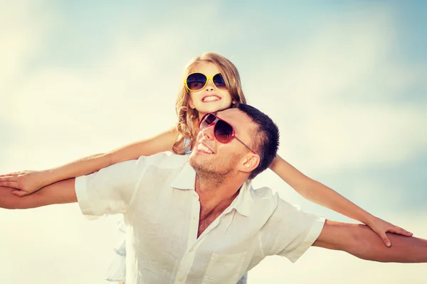 Père heureux et enfant dans les lunettes de soleil sur le ciel bleu — Photo