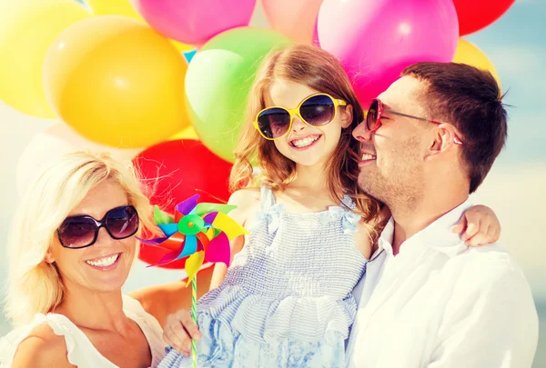 Rodina s barevnými balónky — Stock fotografie