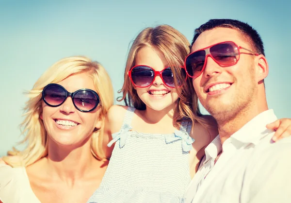 Счастливая семья с голубым небом — стоковое фото