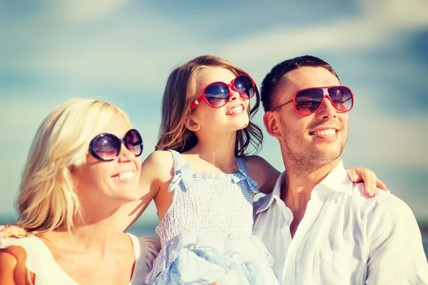 Lycklig familj med blå himmel — Stockfoto